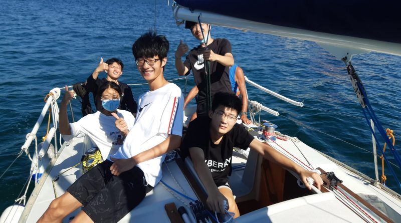 studenti cinesi in barca a vela